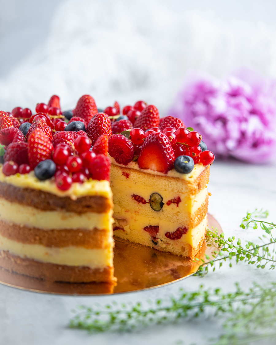 Vanillikreemi tort värskete marjadega