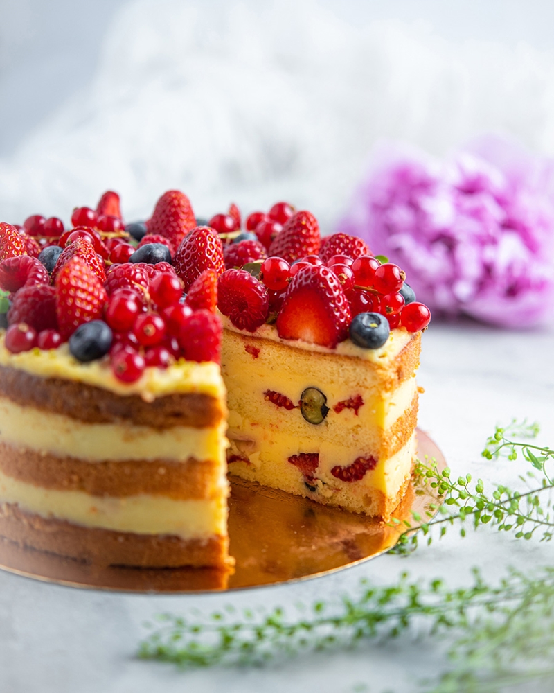 Vanillikreemi tort värskete marjadega