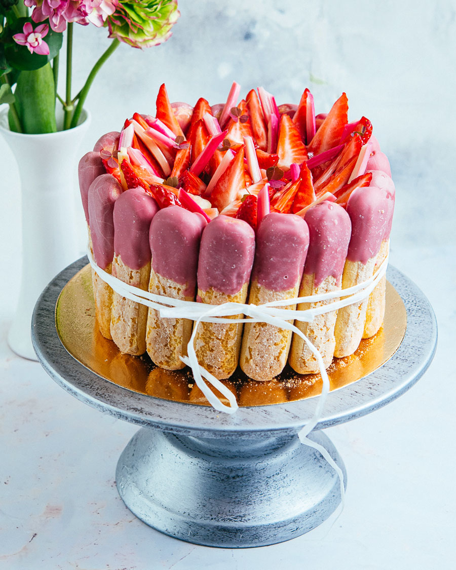 Tort maasikate ja rabarberikreemiga