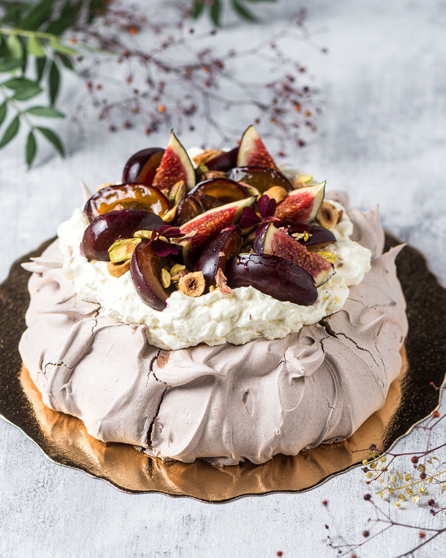 Šokolaadipavlova ploomide ja viigimarjadega